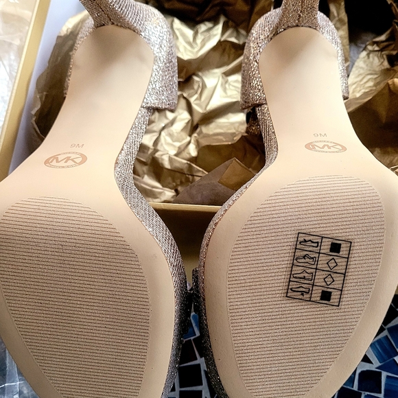 Michael Kors Margot Platform - Picture 4 of 7